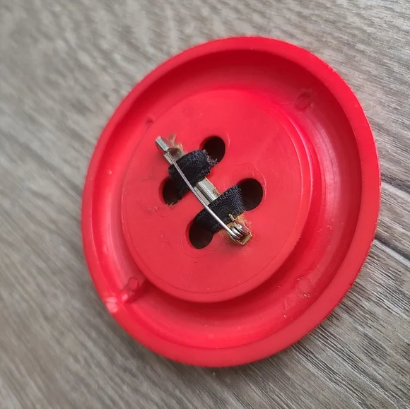 Vintage 80's Patrick Kelly Oversized Button Pin - Picture 4 of 5